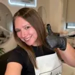 Fundadora de Anvi Beauty Hair Polanco, profesional lista para realizar un tratamiento capilar de alta gama.